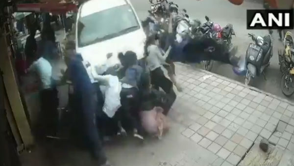 কলকাতার ছায়া এবার বেঙ্গালুরুতে, পথচারীদের পিষে দিয়ে গেল গাড়ি কলকাতার ছায়া এবার বেঙ্গালুরুতে, পথচারীদের পিষে দিয়ে গেল গাড়ি