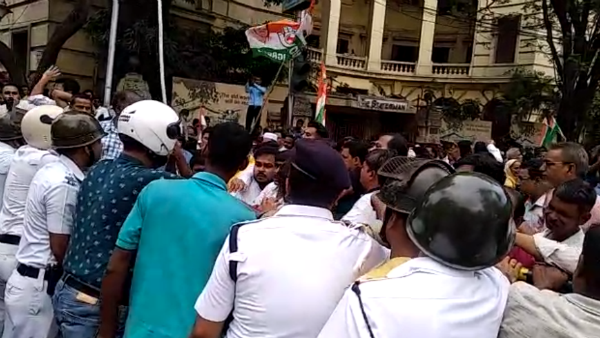 রাজ্য জুড়ে সন্ত্রাসের বিরুদ্ধে কংগ্রেসের রাজভবন অভিযানে ধুন্ধুমার রাজ্য জুড়ে সন্ত্রাসের বিরুদ্ধে কংগ্রেসের রাজভবন অভিযানে ধুন্ধুমার