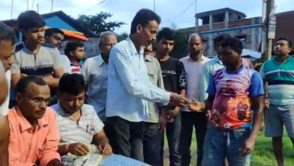 দলের চাপে পড়ে কাটমানির টাকা ফেরত দিলেন এবার বিজেপি নেতা দলের চাপে পড়ে কাটমানির টাকা ফেরত দিলেন এবার বিজেপি নেতা