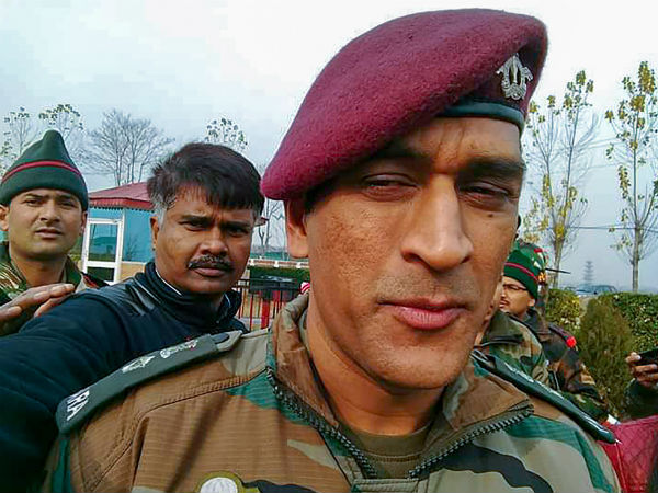 স্বাধীনতা দিবসে কী করলেন কর্নেল ধোনি, দেখুন ভিডিও স্বাধীনতা দিবসে কী করলেন কর্নেল ধোনি, দেখুন ভিডিও