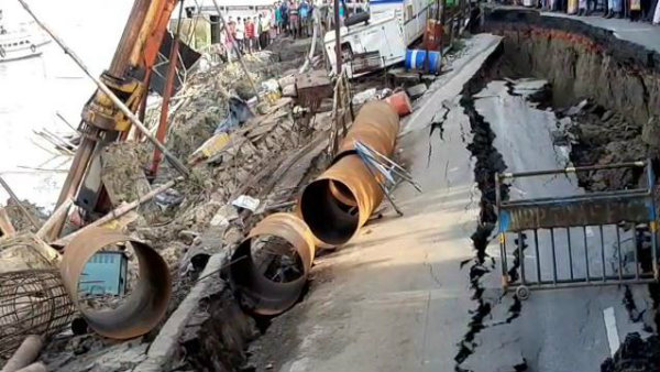 জাতীয় সড়কে ধস, ডায়মন্ড হারবারে রাস্তা চলে গেল নদীগর্ভে জাতীয় সড়কে ধস, ডায়মন্ড হারবারে রাস্তা চলে গেল নদীগর্ভে