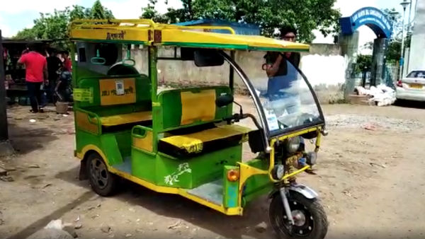 মোদি ভক্ত হাওড়ার গৌতমের টোটো যেন ডিজিটাল ইন্ডিয়ার প্রতীক মোদি ভক্ত হাওড়ার গৌতমের টোটো যেন ডিজিটাল ইন্ডিয়ার প্রতীক