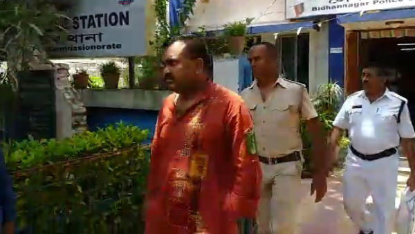 প্রোমোটারের কাছে তোলা চেয়ে ফের শ্রীঘরে হাতকাটা দিলীপ ফের শ্রীঘরে হাতকাটা দিলীপ প্রোমোটারের কাছে তোলা চেয়ে ফের শ্রীঘরে হাতকাটা দিলীপ ফের শ্রীঘরে হাতকাটা দিলীপ