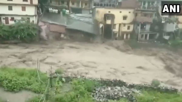 উত্তরাখণ্ডে মেঘ ভাঙা বৃষ্টিতে বাণ, নদীতে ভেঙে পড়ল বাড়ি, মৃত ৬, দেখুন ভিডিও উত্তরাখণ্ডে মেঘ ভাঙা বৃষ্টিতে বাণ, নদীতে ভেঙে পড়ল বাড়ি, মৃত ৬, দেখুন ভিডিও