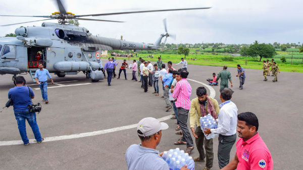 ত্রাণ বিলি করছে সরকার