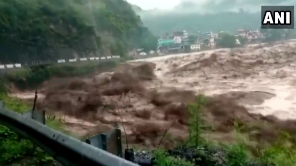 মেঘভাঙা বৃষ্টিতে নদীতে ধেয়ে এল হড়পা বান, ভয়াবহ জলস্রোতে ভেসে যাওয়ার ভিডিও ভাইরাল মেঘভাঙা বৃষ্টিতে নদীতে ধেয়ে এল হড়পা বান, ভয়াবহ জলস্রোতে ভেসে যাওয়ার ভিডিও ভাইরাল