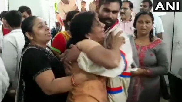 যোগী রাজ্যে বাড়িতে দুষ্কৃতী হামলা! গুলিতে মৃত সাংবাদিক ও তাঁর ভাই যোগী রাজ্যে বাড়িতে দুষ্কৃতী হামলা! গুলিতে মৃত সাংবাদিক ও তাঁর ভাই