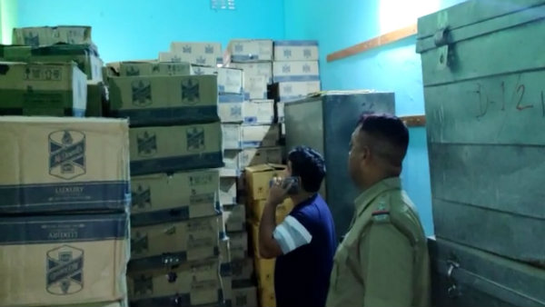 গোপনে অভিযান চালিয়ে কালচিনিতে প্রচুর অবৈধ মদ উদ্ধার পুলিশের গোপনে অভিযান চালিয়ে কালচিনিতে প্রচুর অবৈধ মদ উদ্ধার পুলিশের