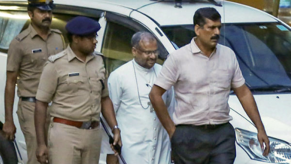 ধর্ষক বিশপের বিরুদ্ধে বিক্ষোভ করায় সন্নাসিনীকে বরখাস্ত করল চার্চ ধর্ষক বিশপের বিরুদ্ধে বিক্ষোভ করায় সন্নাসিনীকে বরখাস্ত করল চার্চ