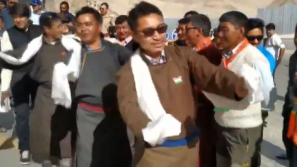 সংসদে আগুন ঝরানো বক্তৃতার পর লাদাখে নাচ সেরিং-এর! ফের নজর কাড়লেন বিজেপি সাংসদ সংসদে আগুন ঝরানো বক্তৃতার পর লাদাখে নাচ সেরিং-এর! ফের নজর কাড়লেন বিজেপি সাংসদ