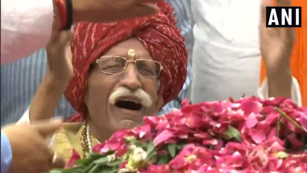সুষমার শেষযাত্রায় কান্নায় ভেঙে পড়লেন এমডিএইচের মালিক ৯৬ বছরের ধর্মপাল গুলাটি সুষমার শেষযাত্রায় কান্নায় ভেঙে পড়লেন এমডিএইচের মালিক ৯৬ বছরের ধর্মপাল গুলাটি
