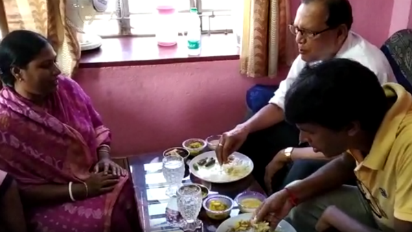 বিজেপি নেতার বাড়িতে সটান হাজির তৃণমূল সাংসদ, ‘দিদিকে বলো’ অভিযানে সারলেন আহার বিজেপি নেতার বাড়িতে সটান হাজির তৃণমূল সাংসদ, ‘দিদিকে বলো’ অভিযানে সারলেন আহার
