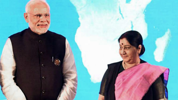 সুষমা তাঁকে বাধ্য করেছিলেন লিখিত বয়ান পড়তে! স্মৃতিচারণায় নরেন্দ্র মোদী সুষমা তাঁকে বাধ্য করেছিলেন লিখিত বয়ান পড়তে! স্মৃতিচারণায় নরেন্দ্র মোদী