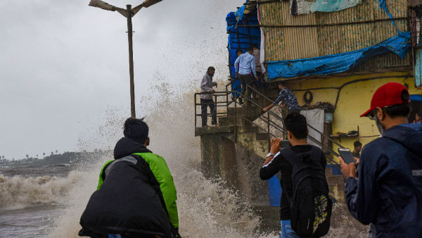সমুদ্রে প্রবল জোয়ারের সতর্কতা, বাসিন্দাদের বাইরে বেরোতে নিষেধ করল বিএমসি সমুদ্রে প্রবল জোয়ারের সতর্কতা, বাসিন্দাদের বাইরে বেরোতে নিষেধ করল বিএমসি