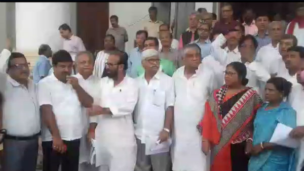 পার্শ্বশিক্ষকদের উপরে পুলিশের লাঠি, আলোচনা চেয়ে বিধানসভায় ওয়াক আউট বাম-কংগ্রেসের পার্শ্বশিক্ষকদের উপরে পুলিশের লাঠি, আলোচনা চেয়ে বিধানসভায় ওয়াক আউট বাম-কংগ্রেসের
