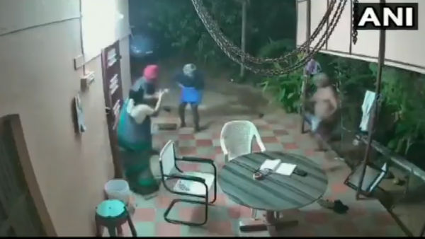 চেয়ার ছুঁড়ে, চপ্পল পেটা করে ডাকাতি রুখলেন প্রবীণ দম্পতি, ভাইরাল ভিডিও চেয়ার ছুঁড়ে, চপ্পল পেটা করে ডাকাতি রুখলেন প্রবীণ দম্পতি, ভাইরাল ভিডিও