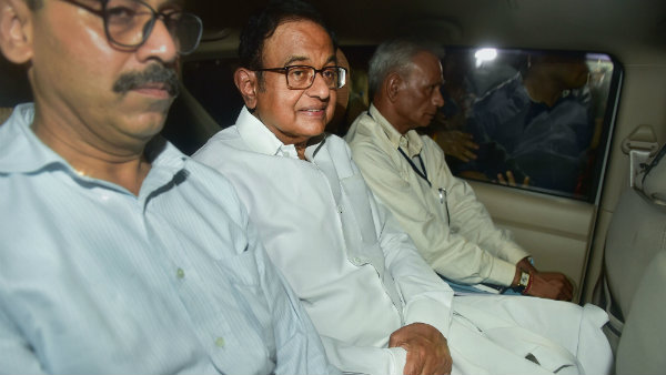 একশোটি প্রশ্নের মালা সাজিয়ে চিদাম্বরমের অপেক্ষায় সিবিআই একশোটি প্রশ্নের মালা সাজিয়ে চিদাম্বরমের অপেক্ষায় সিবিআই