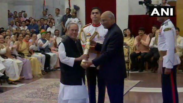 ভারত রত্ন সম্মান তুলে দেওয়া হল প্রণব মুখোপাধ্যায়ের হাতে ভারত রত্ন সম্মান তুলে দেওয়া হল প্রণব মুখোপাধ্যায়ের হাতে