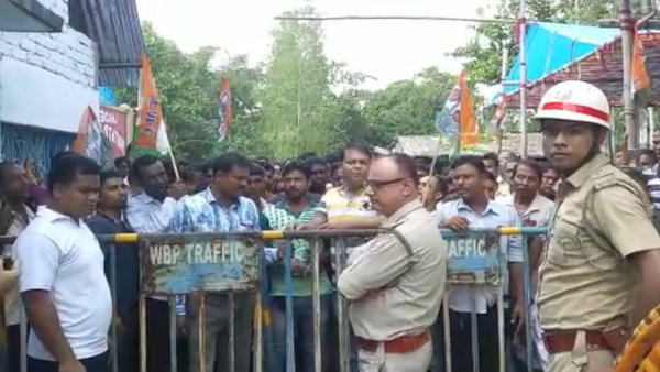 পুলিশি নিষ্ক্রিয়তার অভিযোগ তুলে দিনহাটায় তৃণমূলের বিক্ষোভ পুলিশি নিষ্ক্রিয়তার অভিযোগ তুলে দিনহাটায় তৃণমূলের বিক্ষোভ
