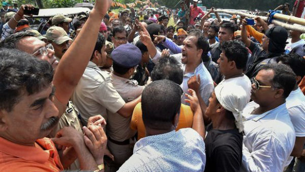 রোগী মৃত্যু ঘিরে রণক্ষেত্র রায়গঞ্জ হাসপাতাল, ডাক্তার ও নার্সদের মারধরের অভিযোগ রোগী মৃত্যু ঘিরে রণক্ষেত্র রায়গঞ্জ হাসপাতাল, ডাক্তার ও নার্সদের মারধরের অভিযোগ