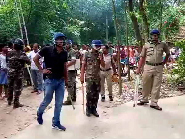 বুজরুকির ঠ্যালায় প্রাণ নিয়ে টানাটানি কিশোরীর, বসিরহাটে তান্ত্রিকের বাড়ি জ্বালাল গ্রামবাসীরা বুজরুকির ঠ্যালায় প্রাণ নিয়ে টানাটানি কিশোরীর, বসিরহাটে তান্ত্রিকের বাড়ি জ্বালাল গ্রামবাসীরা