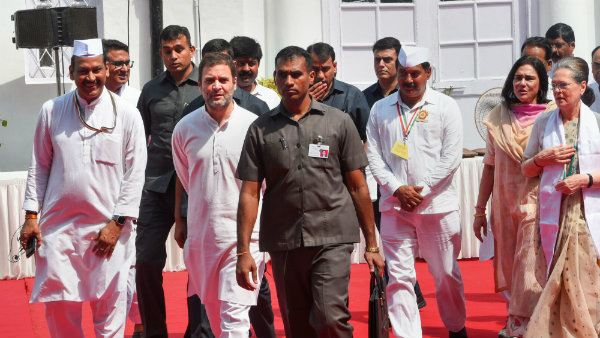 শ্রীনগর বিমান বন্দর থেকে ফিরিয়ে দেওয়া হতে পারে রাহুলদের শ্রীনগর বিমান বন্দর থেকে ফিরিয়ে দেওয়া হতে পারে রাহুলদের