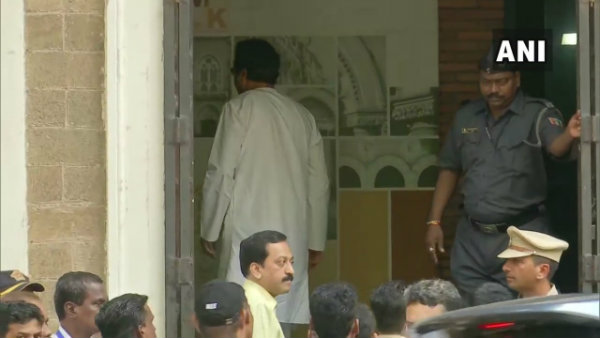ইডির সমনে হাজিরা রাজ থাকরের! প্রতিবাদে আত্মহত্যা দলের কর্মীর ইডির সমনে হাজিরা রাজ থাকরের! প্রতিবাদে আত্মহত্যা দলের কর্মীর