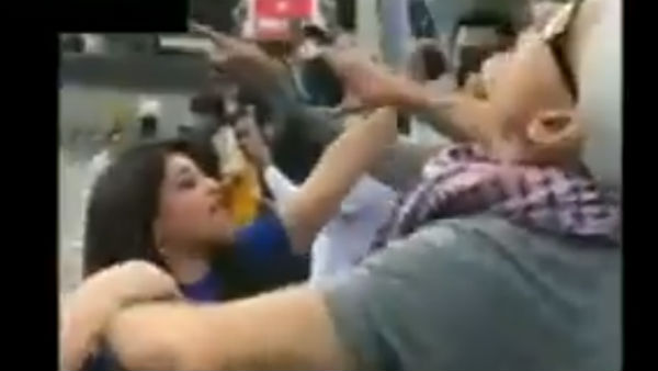 ভারত বিরোধী স্লোগান এক ধাক্কায় থামিয়ে দিলেন বিজেপির সহজিয়া! এরপর কী হল দেখুন ভিডিওতে ভারত বিরোধী স্লোগান এক ধাক্কায় থামিয়ে দিলেন বিজেপির সহজিয়া! এরপর কী হল দেখুন ভিডিওতে