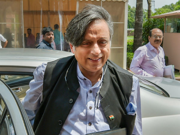 মোদীকে নিয়ে শশী থারুর