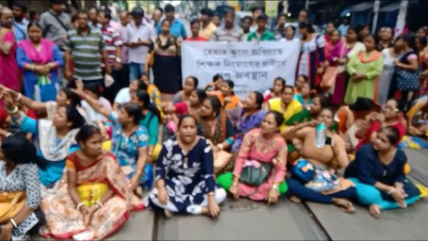 ঐতিহ্যবাহী হেয়ার স্কুলে শিক্ষকের আকাল, ক্লাস হয় অনিয়মিত, প্রতিবাদে পথ অবরোধ অভিভাবকদের ঐতিহ্যবাহী হেয়ার স্কুলে শিক্ষকের আকাল, ক্লাস হয় অনিয়মিত, প্রতিবাদে পথ অবরোধ অভিভাবকদের