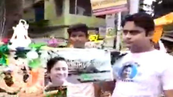 বাদ নেই শ্রাবণী মেলা! তারকেশ্বরের পথে অভিনব কায়দায় দিদিকে বলোর প্রচার বাদ নেই শ্রাবণী মেলা! তারকেশ্বরের পথে অভিনব কায়দায় দিদিকে বলোর প্রচার