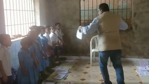 সোশ্যাল মিডিয়ায় ছড়িয়েছে ডান্সিং স্যারের ভিডিও
