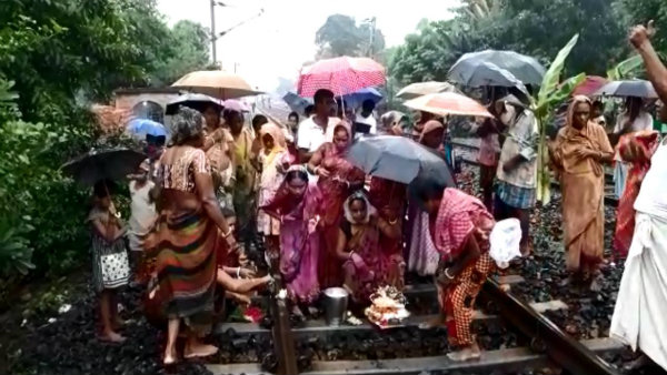 শ্রাবণের শেষ শনিবার অকাল বিশ্বকর্মা পুজো হয় দত্তপুকুরে শ্রাবণের শেষ শনিবার অকাল বিশ্বকর্মা পুজো হয় দত্তপুকুরে