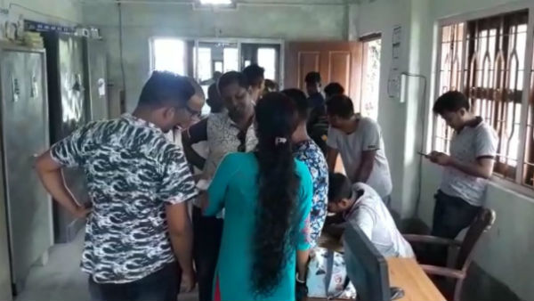 ১০০ দিনের কাজের টাকার দাবিতে বিক্ষোভ মাদারিহাটে, ঘেরাও পঞ্চায়েত নির্মাণ সহায়ক ১০০ দিনের কাজের টাকার দাবিতে বিক্ষোভ মাদারিহাটে, ঘেরাও পঞ্চায়েত নির্মাণ সহায়ক
