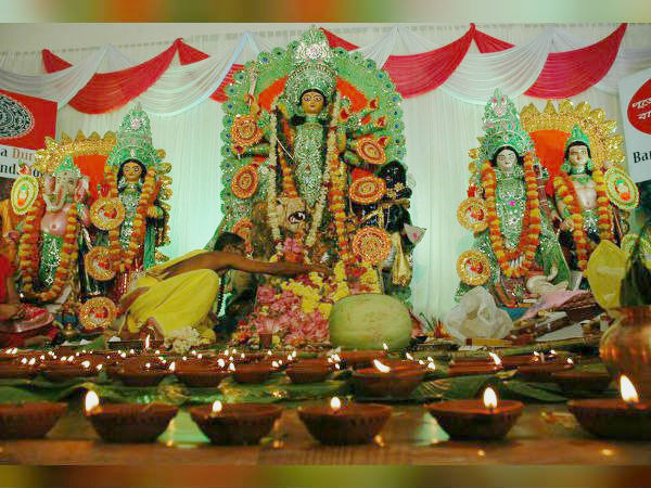 সাবেকী সাজে মা ও চেনা ঐতিহ্যের পুজো