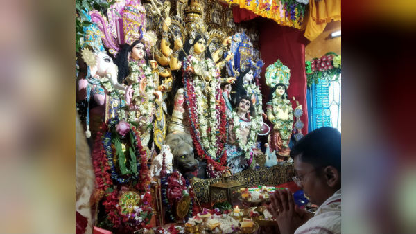 মহালয়ার আগেই পুজো শুরু কলকাতার দাস বাড়িতে মহালয়ার আগেই পুজো শুরু কলকাতার দাস বাড়িতে