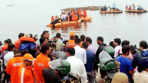 পর্যটক বোঝাই নৌকা উল্টে গেল গোদাবরী নদীতে, মৃত কমপক্ষে ১৩, উদ্ধারে এনডিআরএফ পর্যটক বোঝাই নৌকা উল্টে গেল গোদাবরী নদীতে, মৃত কমপক্ষে ১৩, উদ্ধারে এনডিআরএফ