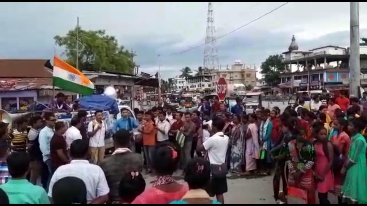 রাস্তা সংস্কারের দাবিতে গান গেয়ে অভিনব প্রতিবাদ আলিপুরদুয়ারে রাস্তা সংস্কারের দাবিতে গান গেয়ে অভিনব প্রতিবাদ আলিপুরদুয়ারে