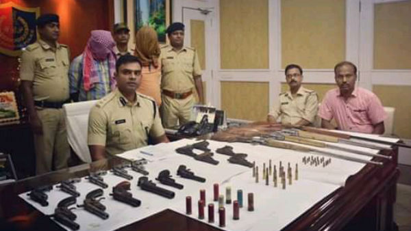দুর্গাপুজোর প্যান্ডেল থেকে শুরু করে মুর্শিদাবাদে উদ্ধার প্রচুর পরিমাণে আগ্নেয়াস্ত্র দুর্গাপুজোর প্যান্ডেল থেকে শুরু করে মুর্শিদাবাদে উদ্ধার প্রচুর পরিমাণে আগ্নেয়াস্ত্র
