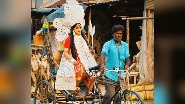 মাটির দুর্গাকে টেক্কা জীবন্ত দুর্গাদের, মহালয়ার আগে কুমোরটুলিতে বাড়ছে ভিড় মাটির দুর্গাকে টেক্কা জীবন্ত দুর্গাদের, মহালয়ার আগে কুমোরটুলিতে বাড়ছে ভিড়