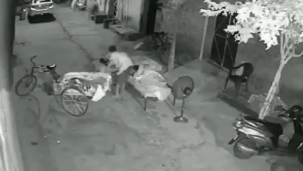 ৪ বছরের শিশুকে অপহরণের চেষ্টা, তারপর কী হল দেখুন ভিডিও ৪ বছরের শিশুকে অপহরণের চেষ্টা, তারপর কী হল দেখুন ভিডিও