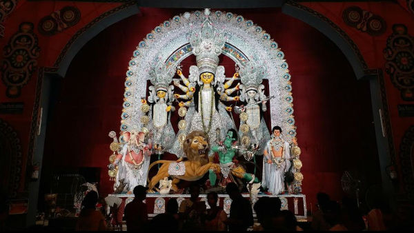 থিম নয়, সাবেকিয়ানায় ভর করে ১০১তম বর্ষে পা বাগবাজার সর্বজনীনের থিম নয়, সাবেকিয়ানায় ভর করে ১০১তম বর্ষে পা বাগবাজার সর্বজনীনের