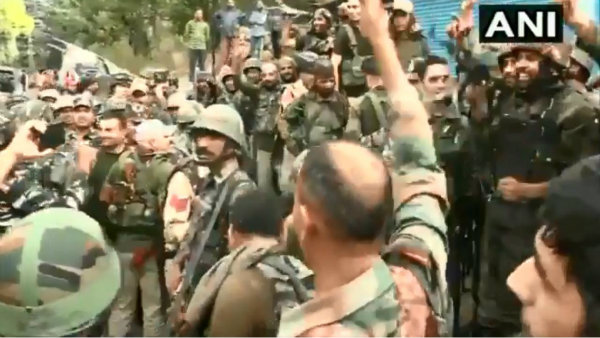 তিনজঙ্গিকে নিকেশ করেই ভারত মাতা কি জয় স্লোগান সেনার, দেখুন ভিডিও তিনজঙ্গিকে নিকেশ করেই ভারত মাতা কি জয় স্লোগান সেনার, দেখুন ভিডিও