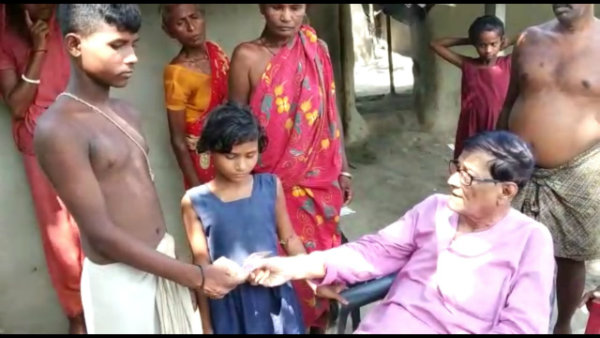 অসহায় ভাইবোনের পাশে বাম বিধায়ক! তুলে দিলে আর্থিক সাহায্য অসহায় ভাইবোনের পাশে বাম বিধায়ক! তুলে দিলে আর্থিক সাহায্য