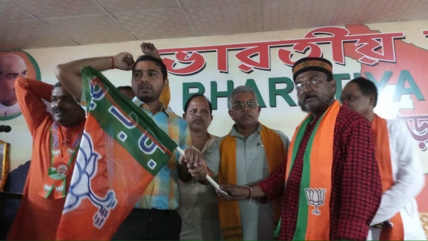 প্রাক্তন রাজ পরিবারের সদস্যের যোগদান! জঙ্গলমহলে শক্তি বাড়াল বিজেপি প্রাক্তন রাজ পরিবারের সদস্যের যোগদান! জঙ্গলমহলে শক্তি বাড়াল বিজেপি