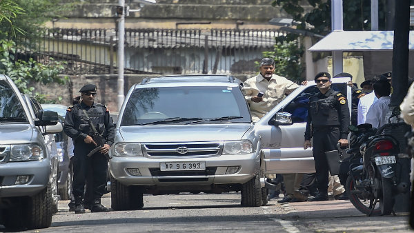 ছেলে সহ চন্দ্রবাবু নাইডু গৃহবন্দি, উত্তাল অন্ধ্রপ্রদেশ ছেলে সহ চন্দ্রবাবু নাইডু গৃহবন্দি, উত্তাল অন্ধ্রপ্রদেশ