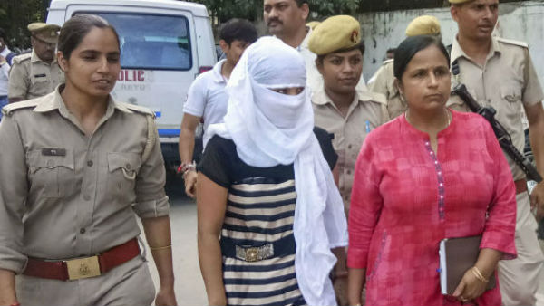 প্রাক্তন কেন্দ্রীয়মন্ত্রী চিন্ময়ানন্দের বিরুদ্ধে ধর্ষণের অভিযোগকারী ছাত্রী গ্রেফতার প্রাক্তন কেন্দ্রীয়মন্ত্রী চিন্ময়ানন্দের বিরুদ্ধে ধর্ষণের অভিযোগকারী ছাত্রী গ্রেফতার