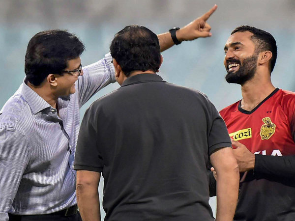 মাঠে সৌরভ গঙ্গোপাধ্যায়ের গায়ে ধাক্কা খান দীনেশ কার্তিক, তারপর কী হল? মাঠে সৌরভ গঙ্গোপাধ্যায়ের গায়ে ধাক্কা খান দীনেশ কার্তিক, তারপর কী হল?