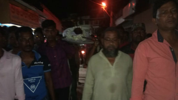মুসলিম ভাইদের কাঁধে চেপে শেষযাত্রায় হিন্দু যুবক, এক অনন্য কীর্তি গড়ল বাংলার অখ্যাত গ্রাম মুসলিম ভাইদের কাঁধে চেপে শেষযাত্রায় হিন্দু যুবক, এক অনন্য কীর্তি গড়ল বাংলার অখ্যাত গ্রাম