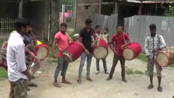 পুজো আসে, পুজো যায়, ঢাকিপাড়ার ঢাকিদের মুখে আর হাসি ফোটে না পুজো আসে, পুজো যায়, ঢাকিপাড়ার ঢাকিদের মুখে আর হাসি ফোটে না